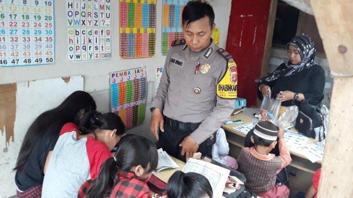 Aiptu Agus Riyanto, anggota Polsek Kembangan mendirikan Taman Pendidikan Al Quran atau TPA Maju Bersama [tribunnews]