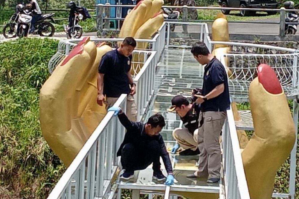 Jembatan kaca Banyumas pecah [harianjogja]