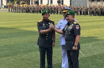 Jenderal Dudung Abdurachman resmi serahkan jabatan Kepala Staf TNI Angkatan Darat (KSAD) ke Jenderal Agus Subiyanto [detik]