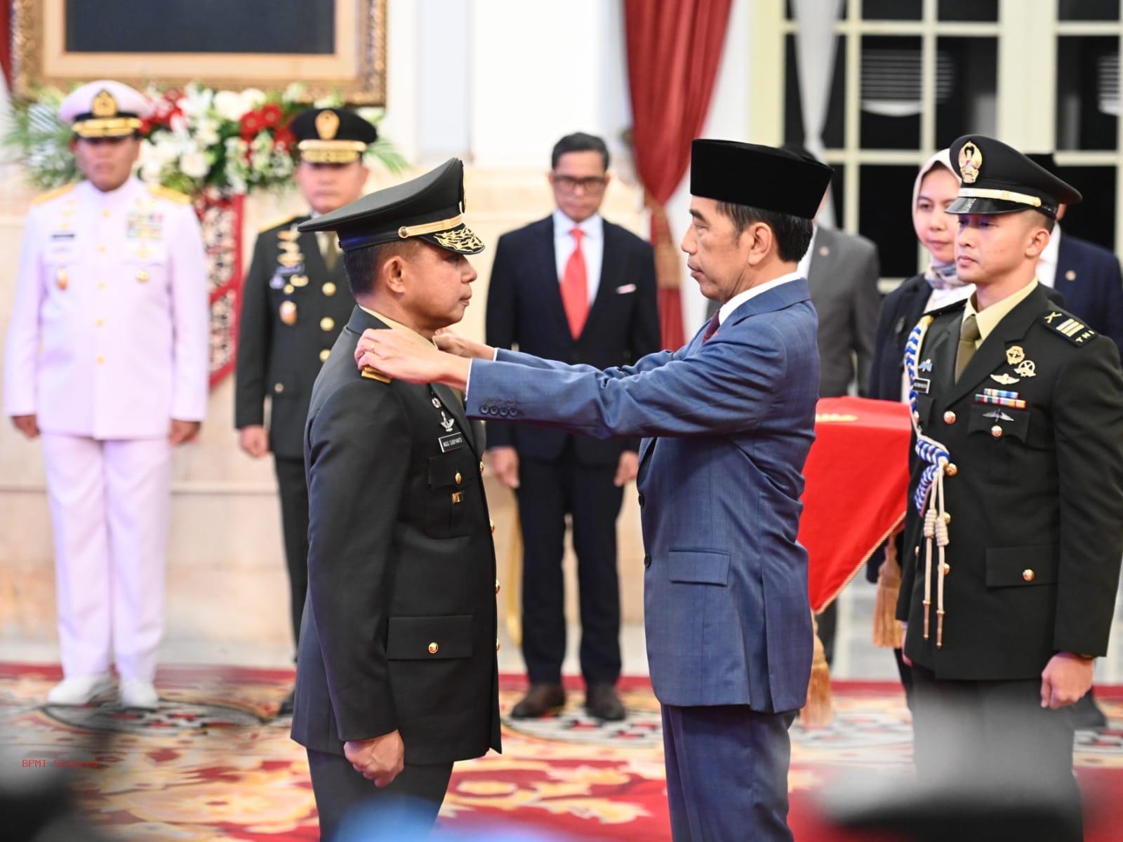 Jokowi melantik Jenderal Agus Subiyanto [setkab]