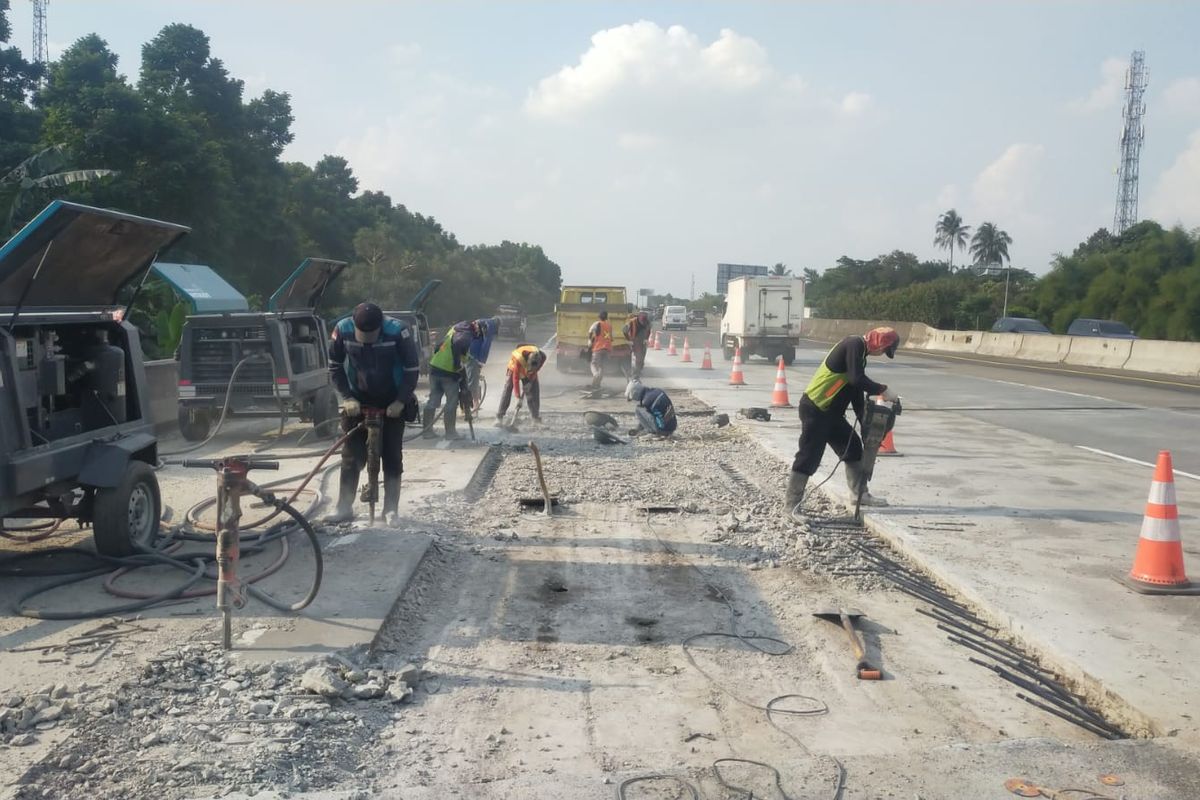 Perbaikan jalan Tol Jagorawi [kompas]