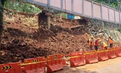 Turap pembatas dinding Taman Margasatwa Ragunan, Jakarta Selatan mengalami ambrol [kompas]