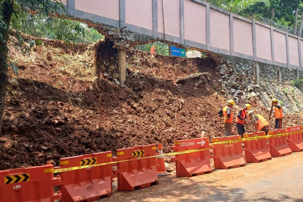 Turap pembatas dinding Taman Margasatwa Ragunan, Jakarta Selatan mengalami ambrol [kompas]