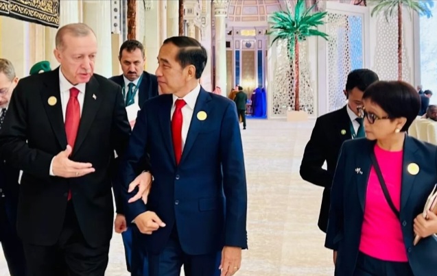 Di sela-sela KTT Luar Biasa organisasi Kerja Sama Islam (OKI), Joko Widodo mengadakan pertemuan bilateral bersama Presiden Turki Recep Tayyip Erdogan [jawapos]