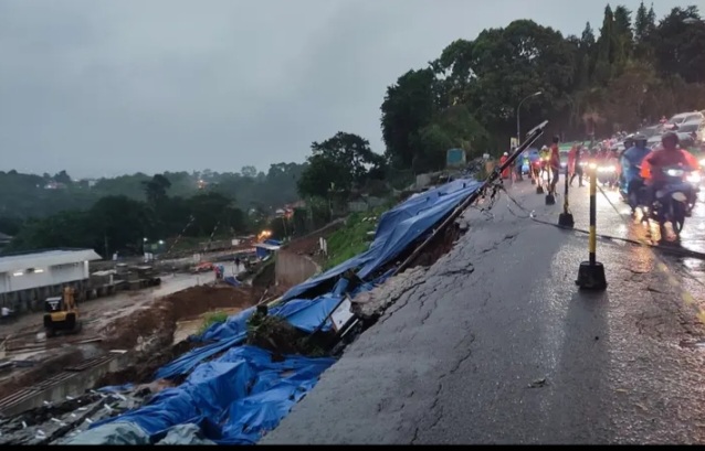 Tebing di lahan proyek penataan kawasan Stasiun Batutulis longsor, Kamis sore (16/11/2023)