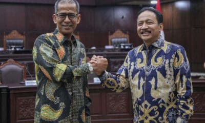 Wakil Ketua MK Saldi Isra (kiri) bersama Ketua MK terpilih Suhartoyo (kanan) [medcom]