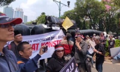 Ratusan massa berkumpul mengadakan aksi di lokasi kantor Komisi Pemilihan Umum (KPU) RI [idntimes]