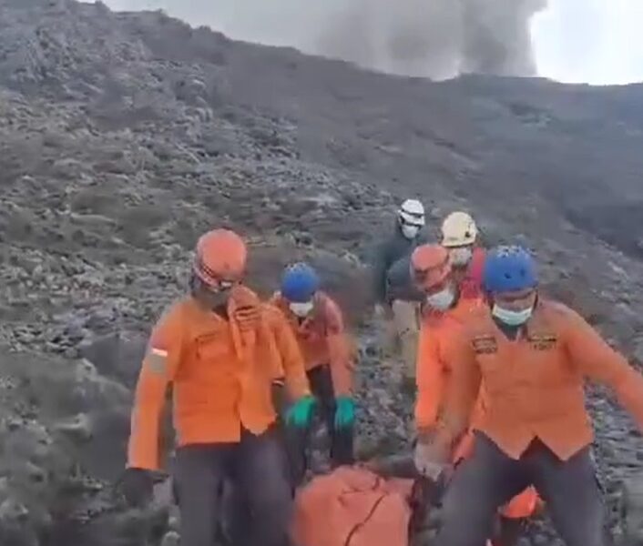 Tim SAR lakukan evakuasi korban Guning Marapi di Puncak Marapi [bnpb]