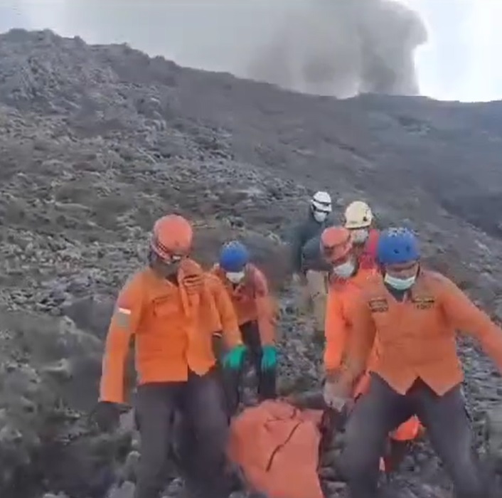 Tim SAR lakukan evakuasi korban Guning Marapi di Puncak Marapi [bnpb]