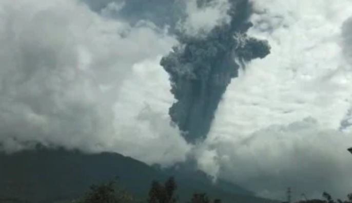 Gunung Marapi Sumatera Barat erupsi [bisnis]