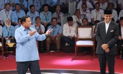 Prabowo Subianto dan Anies Baswedan debat pertama capres 2024 bahas tentang demokrasi [jawapos]