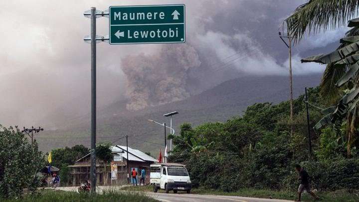 Gunung Lewotobi Laki-laki yang berada di Kabupaten Flores Timur, Nusa Tenggara Timur (NTT), mengalami erupsi lagi dan disertai awan panas pada Selasa siang (16/1/2024) [rri]