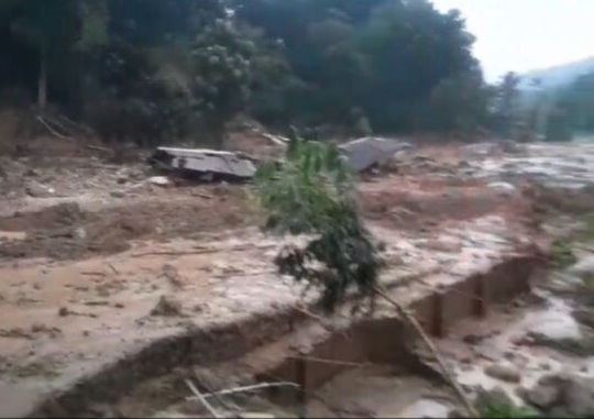 Obyek wisata mata air Cipondok yang berlokasi di Desa Pasanggrahan Kecamatan Kasomalang, Kabupaten Subang, Jawa Barat terjadi tanah longsor pada hari Minggu (7/1/2024) sekitar jam 17.30 WIB [lampusatu]