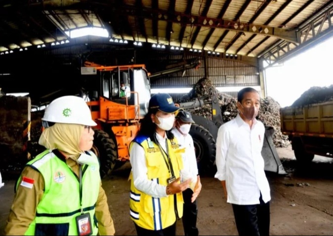 Presiden Joko Widodo melakukan peninjauan operasional Tempat Pengolahan Sampah yang memakai teknologi Refuse Derived Fuel (RDF) di Tempat Pengolahan Sampah Terpadu (TPST) Jeruk Legi, Kabupaten Cilacap, Jawa Tengah, Selasa (2/1/2024) [konteks]