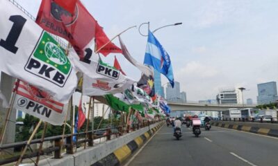 Sejumlah bendera parpol di flyover Kuningan, Mampang Prapatan, Jakarta Selatan ditertibkan karena sempat roboh dan celakai pasangan lansia [tribunnews]