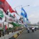 Sejumlah bendera parpol di flyover Kuningan, Mampang Prapatan, Jakarta Selatan ditertibkan karena sempat roboh dan celakai pasangan lansia [tribunnews]