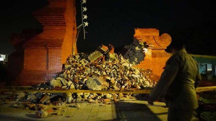 Gapura alun-alun Pataraksa ambruk usai 2 bulan diresmikan [tribunnews]