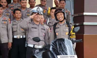 Bripda Novandro dapat hadiah sepeda motor dari Kapolri Jenderal Listyo Sigit Prabowo usai lakukan aksi heroik ganjal bus dengan motor miliknya [rri]