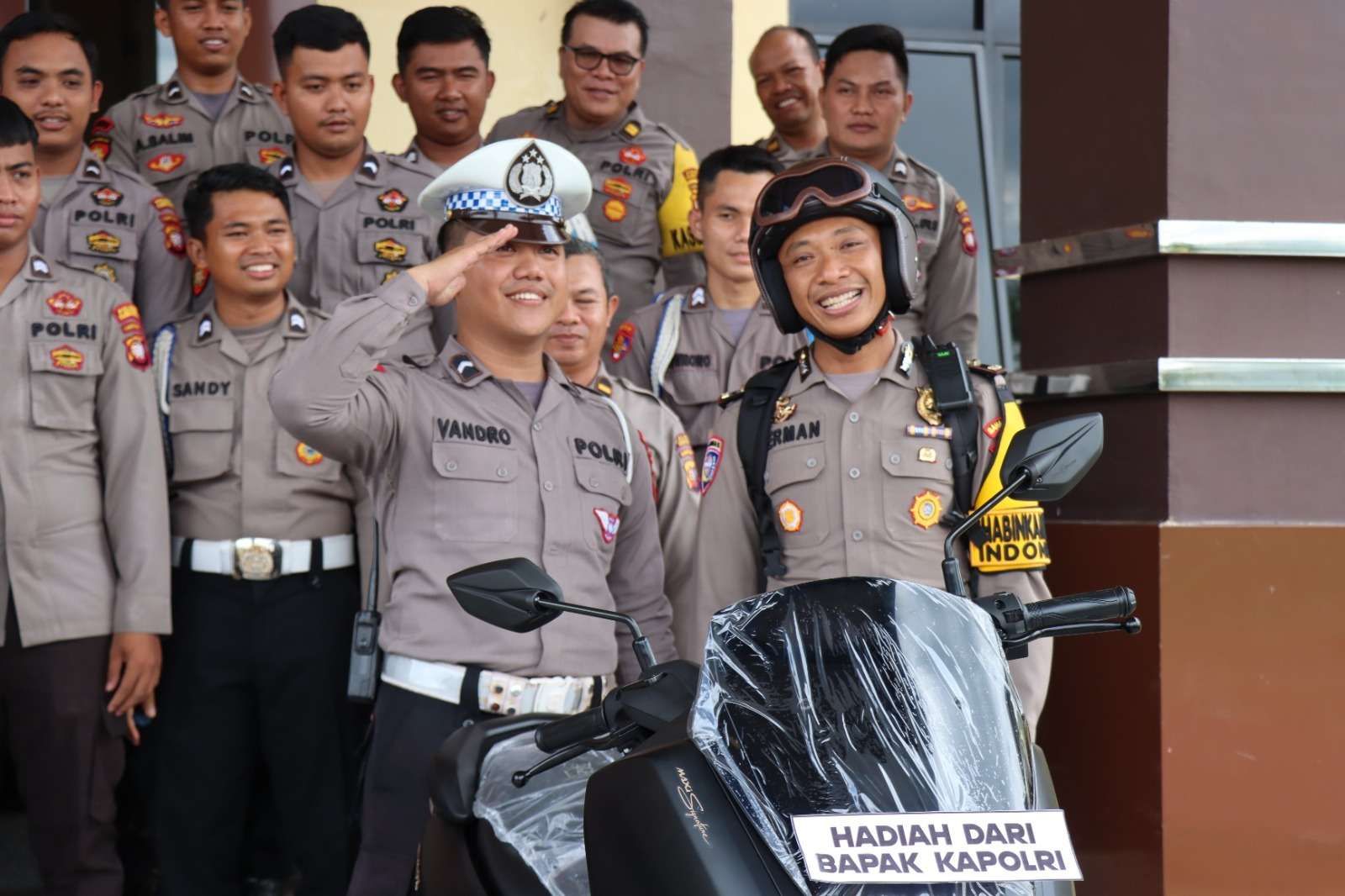 Bripda Novandro dapat hadiah sepeda motor dari Kapolri Jenderal Listyo Sigit Prabowo usai lakukan aksi heroik ganjal bus dengan motor miliknya [rri]