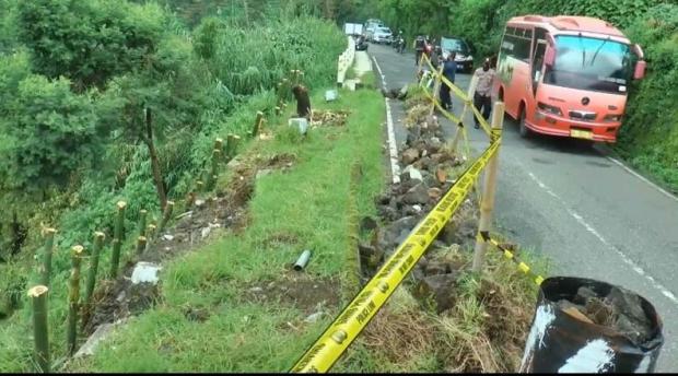 Hujan yang memiliki intensitas tinggi, menyebabkan jalur wisata menuju ke Dieng dari Wonosobo mengalami retak hingga longsor [inews]