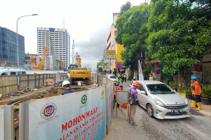 Perbaikan Jalan Gajah Mada, Olimo, Taman Sari, Jakarta Barat, imbas pengerjaan proyek pemindahan kabel utilitas pada Kamis (4/1/2024) [republika]