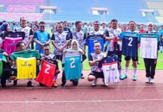 Pj Wali Kota Bekasi Raden Gani dipanggil Bawaslu untuk diperiksa soal foto pamer jersey nomor punggung 2 [medcom]