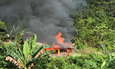 Sekelompok warga melakukam pembakaran di Kantor Distrik Baya Biru, Kabupaten Paniai, Papua Tengah [viva]