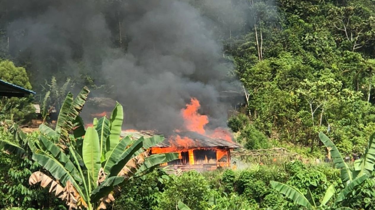 Sekelompok warga melakukam pembakaran di Kantor Distrik Baya Biru, Kabupaten Paniai, Papua Tengah [viva]