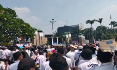 Asosiasi Pemerintah Desa Seluruh Indonesia (Apdesi) menggelar demo lagi di depan Gedung MPR/DPR, Senayan, Jakarta, Selasa (6/2/2023) [bisnis]