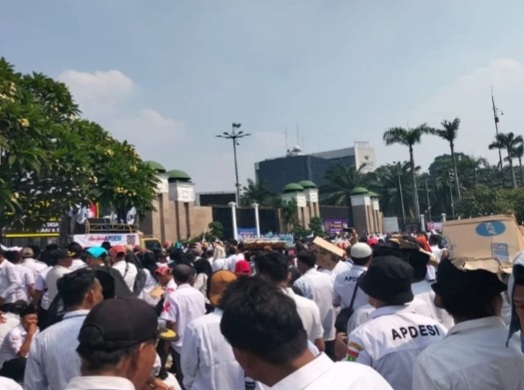 Asosiasi Pemerintah Desa Seluruh Indonesia (Apdesi) menggelar demo lagi di depan Gedung MPR/DPR, Senayan, Jakarta, Selasa (6/2/2023) [bisnis]