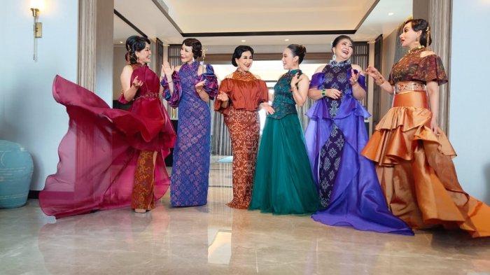 Gaun Cheongsam khas imlek 2024 dari tenun endek dan material silk [tribunnews]