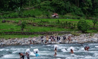 Aksi 3 personel polisi menerobos sungai berarus deras yang membawa logistik Pemilu 2024 viral di Kabupaten Maros, Sulawesi Selatan (Sulsel) [rri]