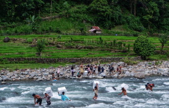 Aksi 3 personel polisi menerobos sungai berarus deras yang membawa logistik Pemilu 2024 viral di Kabupaten Maros, Sulawesi Selatan (Sulsel) [rri]