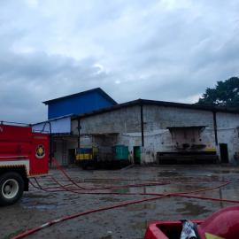 Terjadi kebocoran gas amonia di Pabrik es di Koang Jaya, Karawaci, Kota Tangerang [tangerangnews]