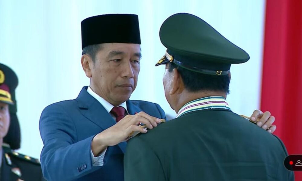 Presiden Jokowi menyematkan tanda pangkat jenderal bintang 4 di pundak Prabowo [nusantaratv]