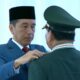 Presiden Jokowi menyematkan tanda pangkat jenderal bintang 4 di pundak Prabowo [nusantaratv]