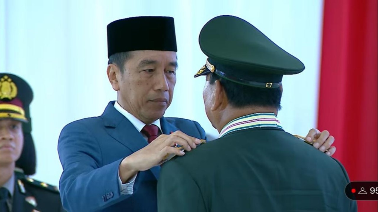 Presiden Jokowi menyematkan tanda pangkat jenderal bintang 4 di pundak Prabowo [nusantaratv]