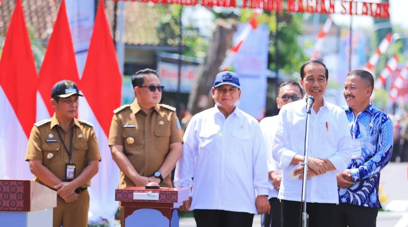 Presiden Joko Widodo resmikan pelaksanaan instruksi presiden (inpres) jalan daerah di Madiun, Provinsi Jawa Timur, Jumat (8/3/2024) [jatimpedia]