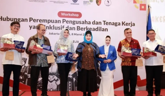 Satuan Tugas (Satgas) Percepatan Sosialisasi Undang-Undang (UU) Cipta Kerja bersama Ikatan Wanita Pengusaha Indonesia (IWAPI) mengadakan workshop di Jakarta, Jumat (8/3/2024) [liputan6]