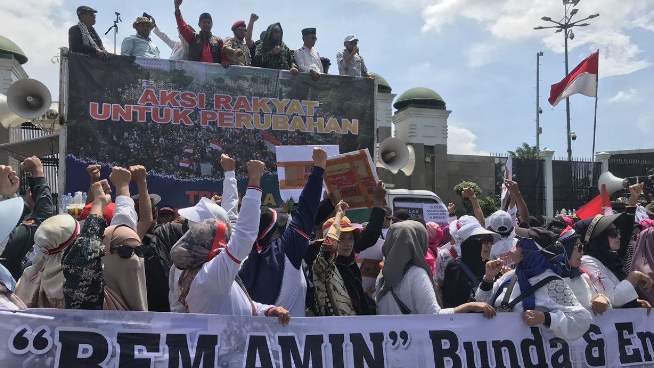 Demo pendukung hak angket Pemilu 2024 di depan gedung DPR [nusantaratv]