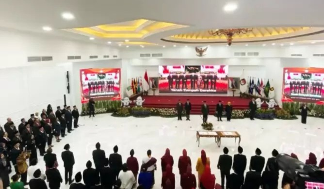 Hari ini KPU melantik komisioner KPU Maluku dan 37 KPU Kabupaten/Kota, Minggu (24/3/2024) [beritasatu]