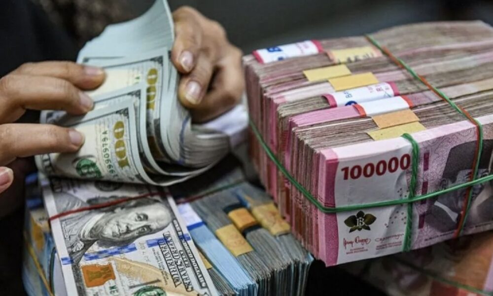 Penghitungan uang pecahan rupiah dan dolar AS oleh petugas di gerai penukaran mata uang asing VIP (Valuta Inti Prima) Money Changer