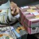 Penghitungan uang pecahan rupiah dan dolar AS oleh petugas di gerai penukaran mata uang asing VIP (Valuta Inti Prima) Money Changer