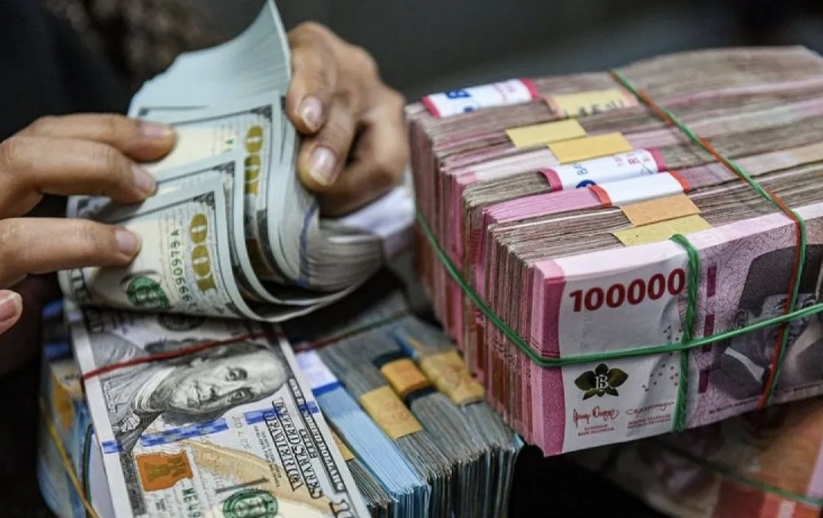 Penghitungan uang pecahan rupiah dan dolar AS oleh petugas di gerai penukaran mata uang asing VIP (Valuta Inti Prima) Money Changer