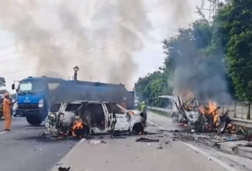 Kecelakaan yang melibatkan 3 kendaraan terjadi di Tol Cikampek Km 58 [viva]