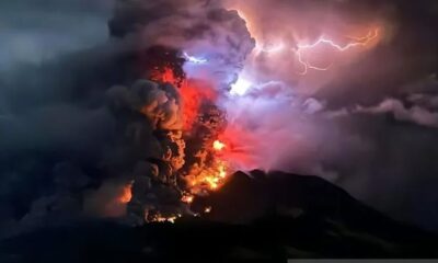 Erupsi dengan kilatan petir vulkanik terjadi di Gunung Ruang di Kabupaten Sitaro, Sulawesi Utara, Rabu (17/4/2024).