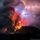 Erupsi dengan kilatan petir vulkanik terjadi di Gunung Ruang di Kabupaten Sitaro, Sulawesi Utara, Rabu (17/4/2024).