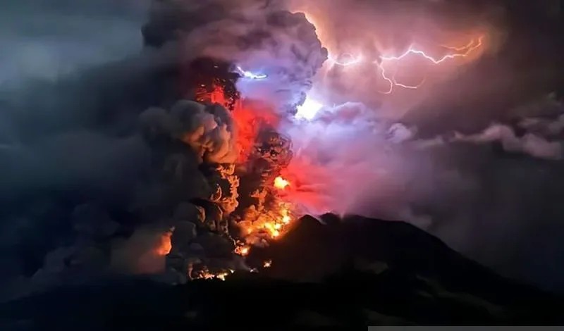 Erupsi dengan kilatan petir vulkanik terjadi di Gunung Ruang di Kabupaten Sitaro, Sulawesi Utara, Rabu (17/4/2024).