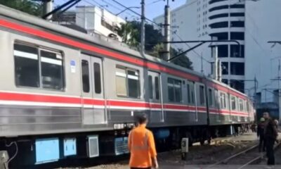 KRL Anjlok Di Depan WTC Mangga Dua [apakabar]