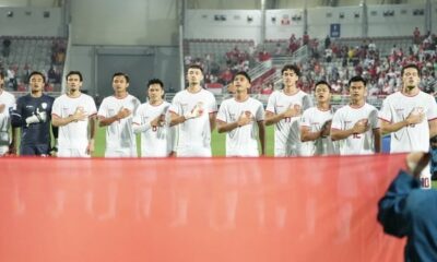 Pesepak bola Timnas U-23 Indonesia menyanyikan lagu kebangsaan Indonesia Raya sebelum melawan Timnas U-23 Korea Selatan pada babak perempat final Piala Asia U-23 2024 di Stadion Abdullah bin Khalifa, Doha, Qatar.